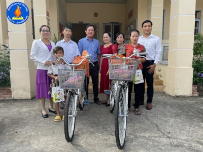 Trao quà cho học sinh có hoàn cảnh khó khăn tại xã Đại Phúc, huyện Càng Long, tỉnh Trà Vinh